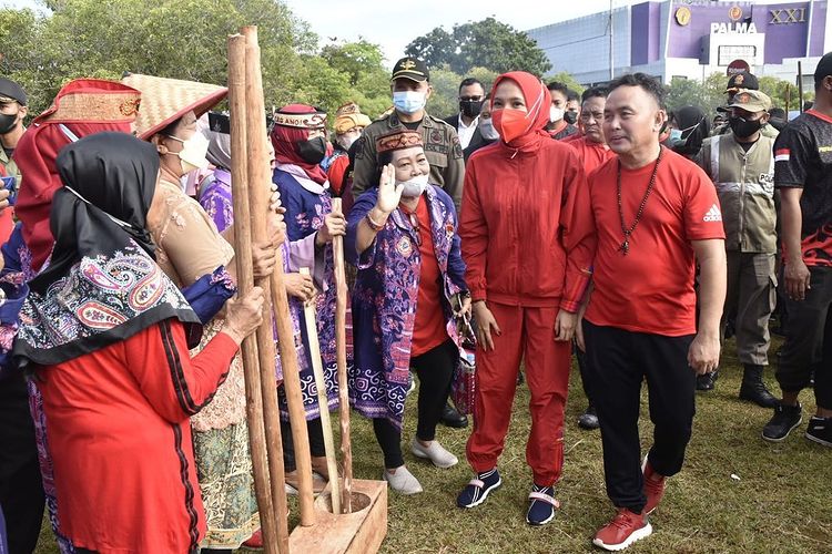 Potret Sugianto Sabran mantan suami Ussy Sulistiawaty Berbagai sumber