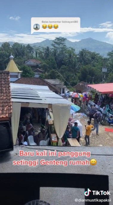 panggung hajatan pernikahan setinggi atap © TikTok