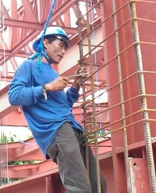 Cara nyeleneh tukang bangunan pakai alat pelindung © berbagai sumber