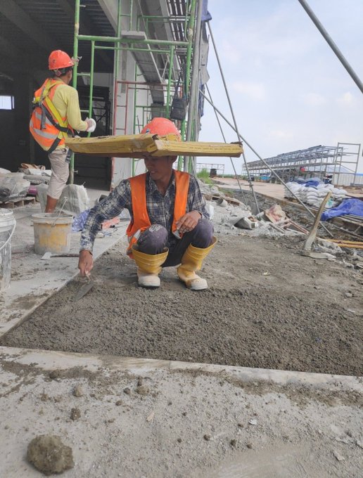 Cara nyeleneh tukang bangunan pakai alat pelindung © berbagai sumber