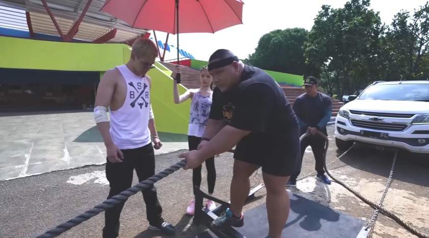 Azka Corbuzier tarik truk seberat 5 ton © YouTube