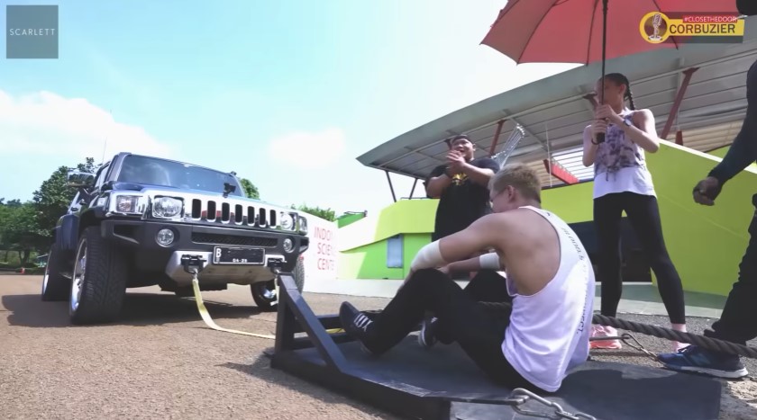 Azka Corbuzier tarik truk seberat 5 ton © YouTube