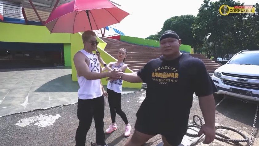 Azka Corbuzier tarik truk seberat 5 ton © YouTube