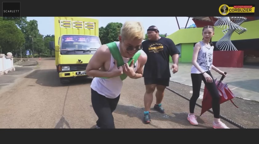 Azka Corbuzier tarik truk seberat 5 ton © YouTube