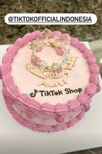 10 Potret kue ultah Aurel Hermansyah ke-24, ada yang unik tema Thor