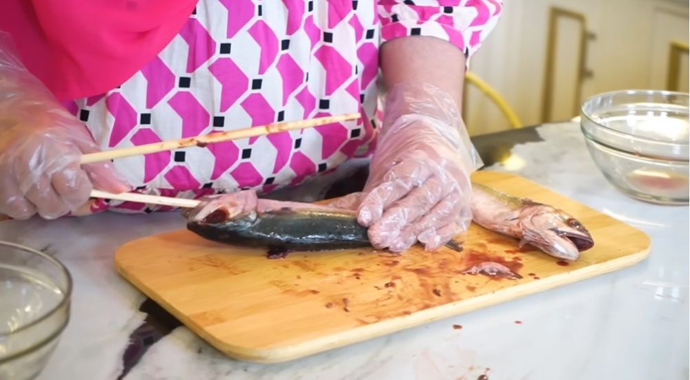 10 Cara jitu Tasyi Athasyia bersihkan insang ikan tanpa pisau