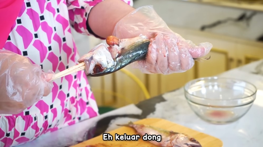 10 Cara jitu Tasyi Athasyia bersihkan insang ikan tanpa pisau