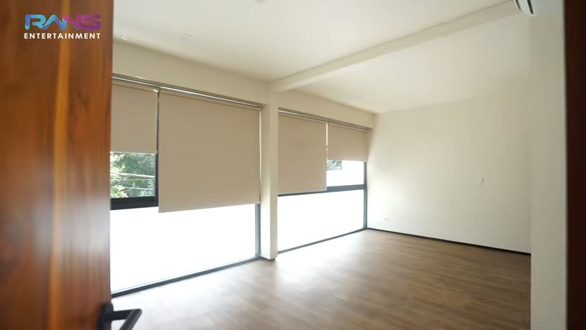 Raffi beri hadiah rumah mewah Berbagai sumber