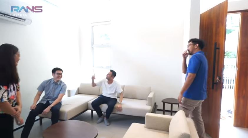 Raffi beri hadiah rumah mewah Berbagai sumber