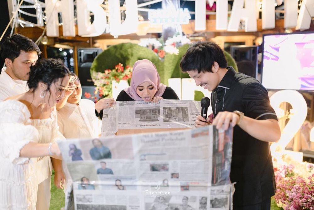 momen aurel buka kado ultah © berbagai sumber momen aurel buka kado ultah © berbagai sumber