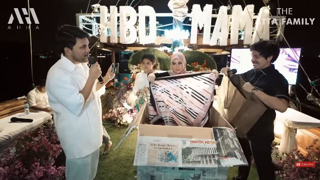 momen aurel buka kado ultah © berbagai sumber momen aurel buka kado ultah © berbagai sumber