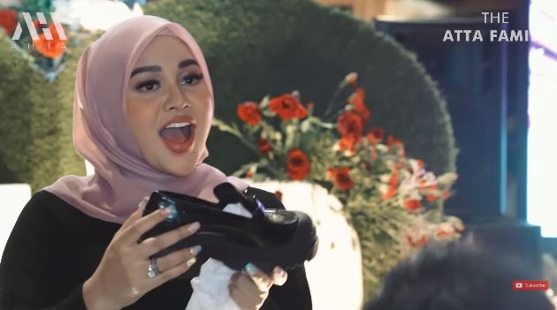 momen aurel buka kado ultah © berbagai sumber momen aurel buka kado ultah © berbagai sumber