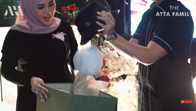 momen aurel buka kado ultah © berbagai sumber momen aurel buka kado ultah © berbagai sumber