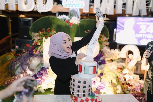 momen aurel buka kado ultah © berbagai sumber momen aurel buka kado ultah © berbagai sumber