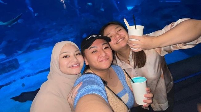 Potret Nathalie Holscher dan kedua adik © berbagai sumber