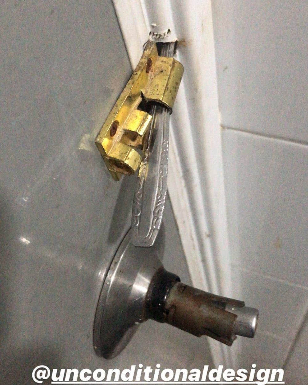 memperbaiki barang tapi pakai sendok © berbagai sumber