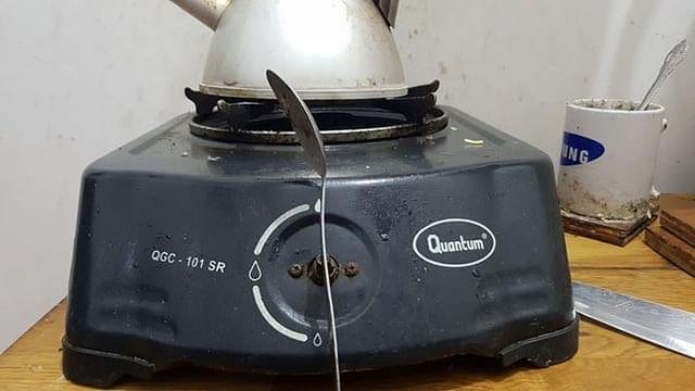 memperbaiki barang tapi pakai sendok © berbagai sumber