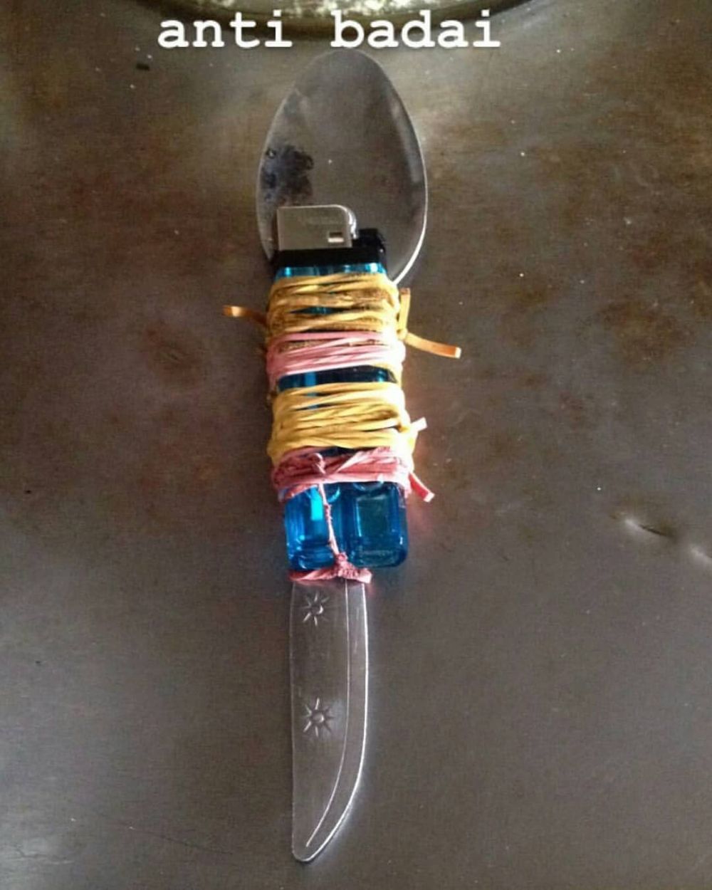 memperbaiki barang tapi pakai sendok © berbagai sumber