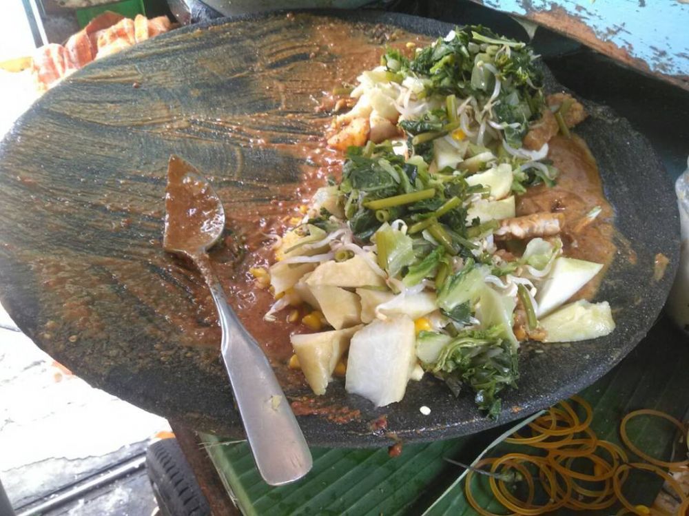 memperbaiki barang tapi pakai sendok © berbagai sumber