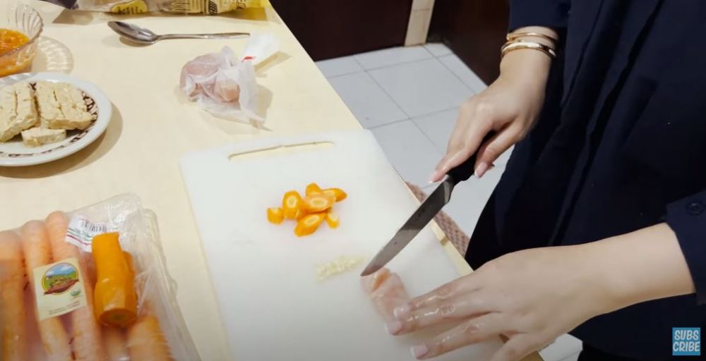 10 Cara Kesha Ratuliu bikin MPASI sop ayam, simpel tanpa slow cooker