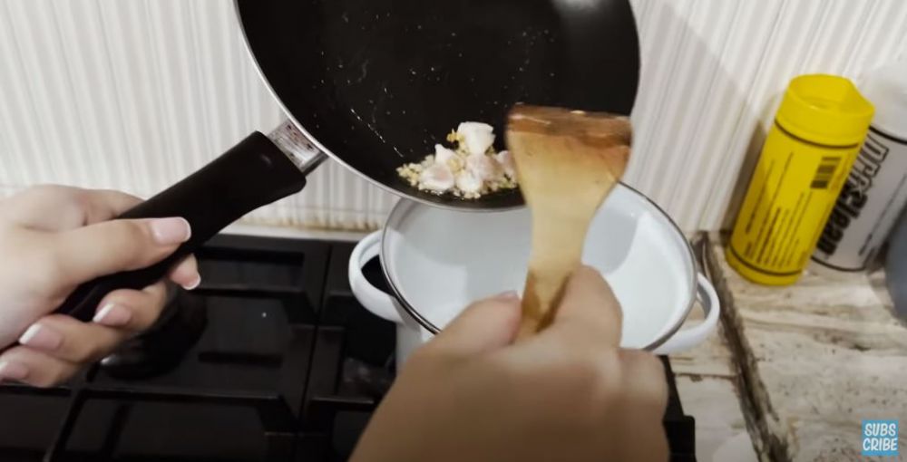 10 Cara Kesha Ratuliu bikin MPASI sop ayam, simpel tanpa slow cooker
