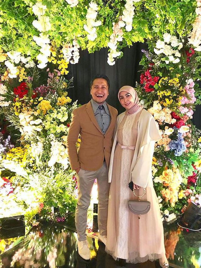 Gaya kondangan istri pelawak Berbagai sumber