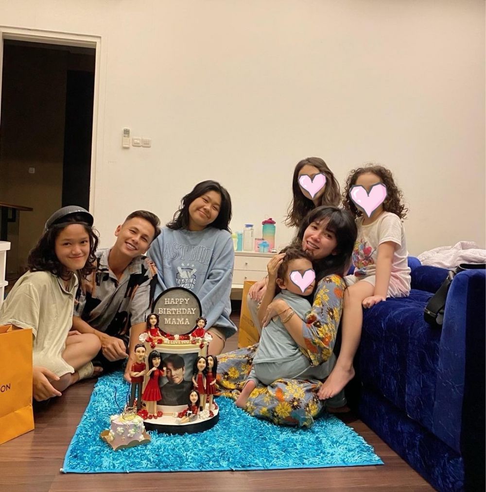 kejutan ultah ussy sulistiawaty © instagram