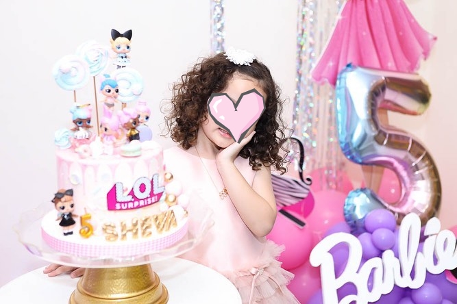 11 Potret kue ultah keluarga Ussy Sulistiawaty, unik dan menggemaskan