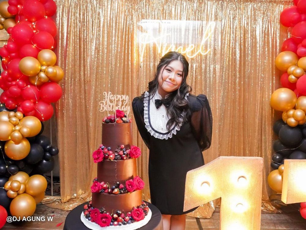 11 Potret kue ultah keluarga Ussy Sulistiawaty, unik dan menggemaskan