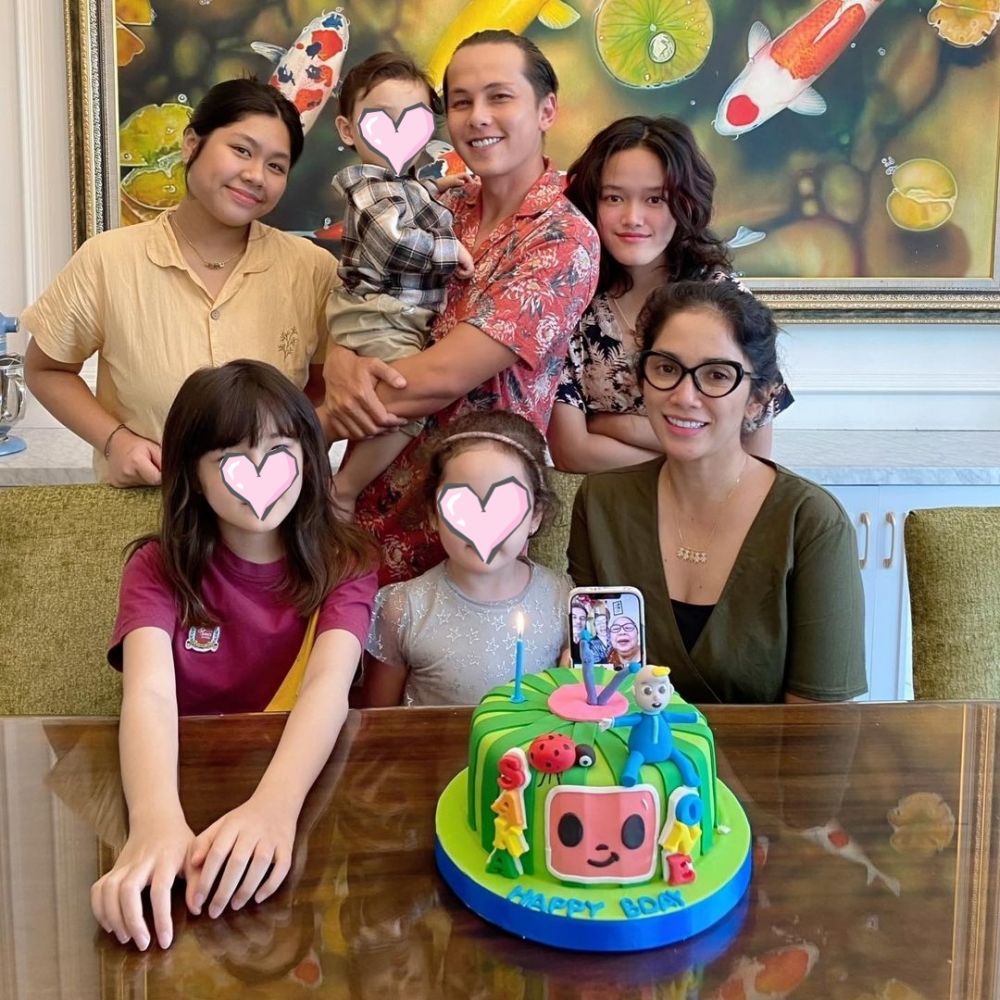 11 Potret kue ultah keluarga Ussy Sulistiawaty, unik dan menggemaskan