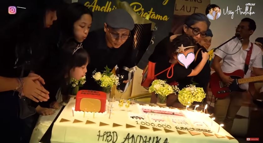 11 Potret kue ultah keluarga Ussy Sulistiawaty, unik dan menggemaskan
