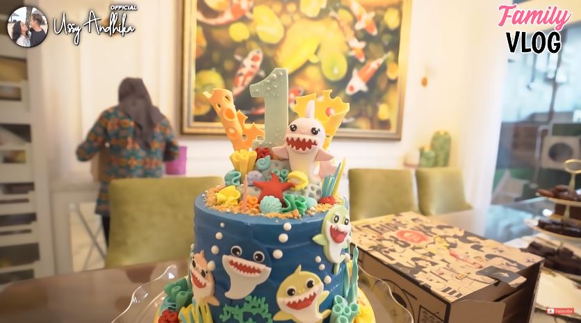 11 Potret kue ultah keluarga Ussy Sulistiawaty, unik dan menggemaskan