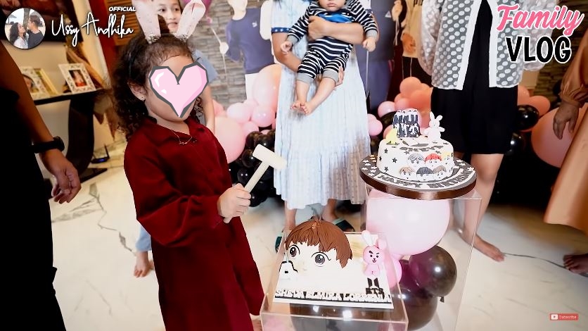 11 Potret kue ultah keluarga Ussy Sulistiawaty, unik dan menggemaskan