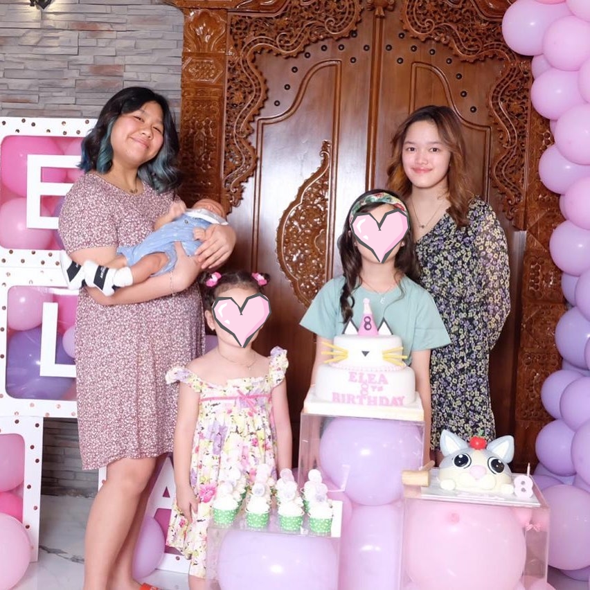 11 Potret kue ultah keluarga Ussy Sulistiawaty, unik dan menggemaskan