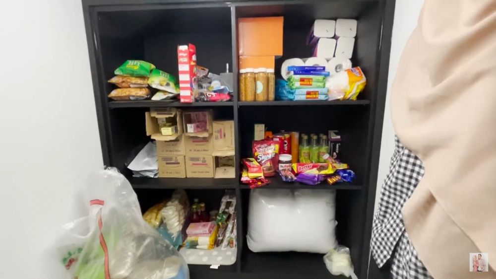 10 Cara Natasha Rizki merapikan kulkas dan rak dapur, antiribet