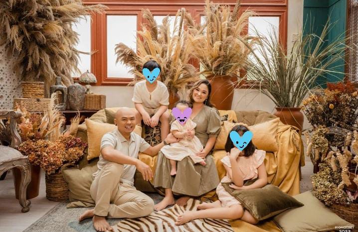 Gaya pelawak di pemotretan bersama anak Berbagai sumber Gaya pelawak di pemotretan bersama anak Berbagai sumber