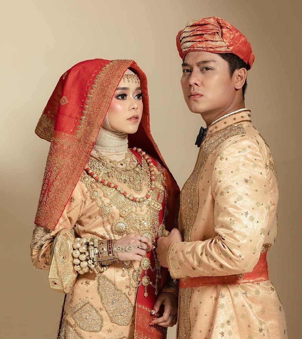 prewedding penyanyi wanita pakai busana adat © berbagai sumber