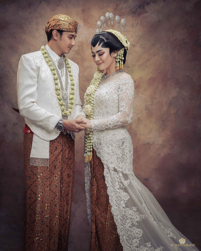 prewedding penyanyi wanita pakai busana adat © berbagai sumber