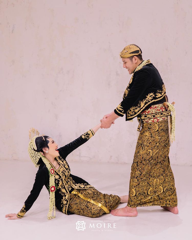 prewedding penyanyi wanita pakai busana adat © berbagai sumber