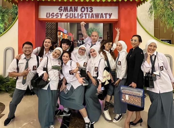 11 Momen pesta ultah Ussy Sulistiawaty, Yuni Shara luwes jadi anak SMA