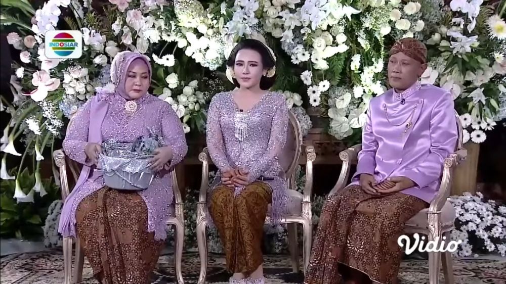 Detail busana Via Vallen dari pengajian hingga siraman © berbagai sumber Detail busana Via Vallen dari pengajian hingga siraman © berbagai sumber