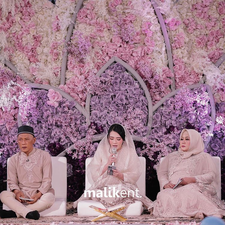 Detail busana Via Vallen dari pengajian hingga siraman © berbagai sumber