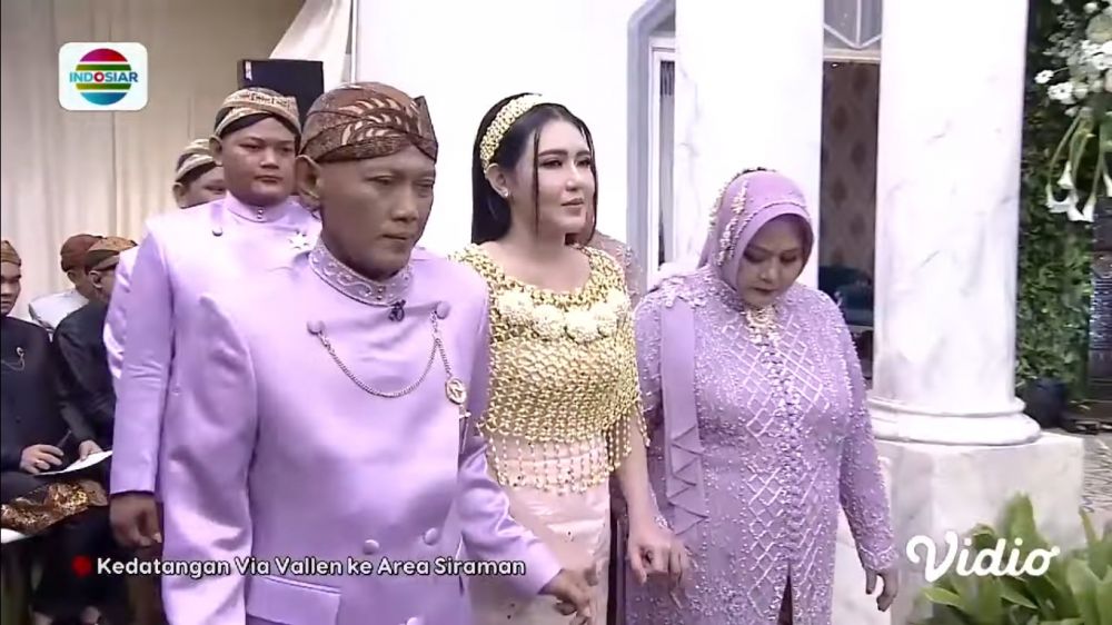 Detail busana Via Vallen dari pengajian hingga siraman © berbagai sumber Detail busana Via Vallen dari pengajian hingga siraman © berbagai sumber