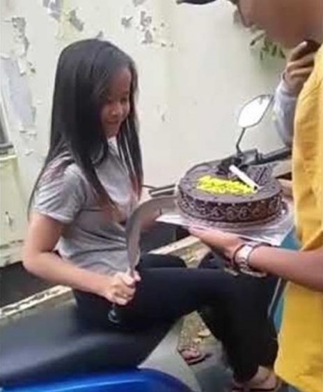 ayang ngasih kejutan tapi ngeselin © berbagai sumber