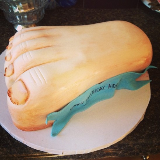 15 Potret kue ulang tahun dengan hiasan nyeleneh, idenya ada-ada aja