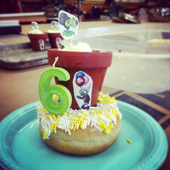 15 Potret kue ulang tahun dengan hiasan nyeleneh, idenya ada-ada aja