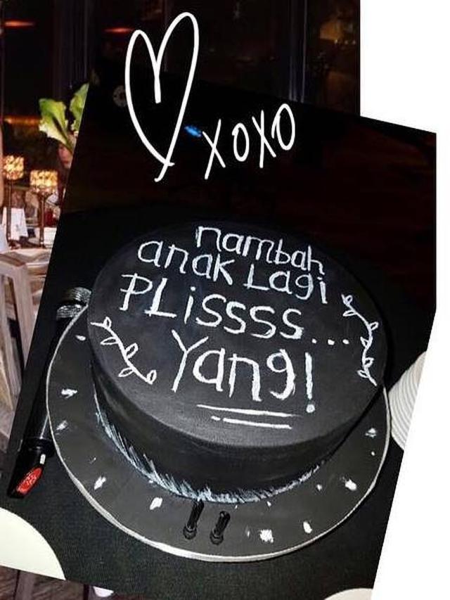 15 Potret kue ulang tahun dengan hiasan nyeleneh, idenya ada-ada aja