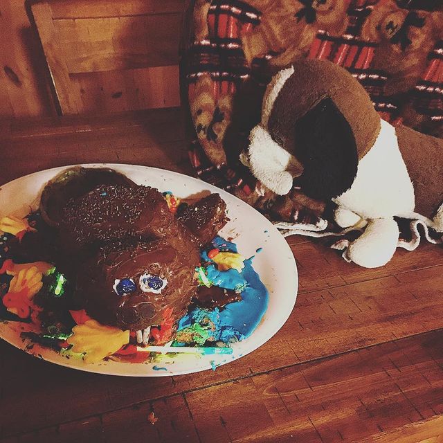 15 Potret kue ulang tahun dengan hiasan nyeleneh, idenya ada-ada aja