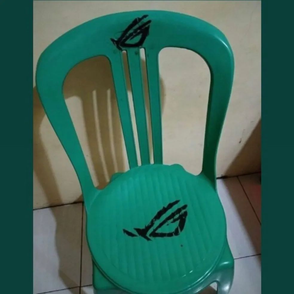 11 Potret nyeleneh manfaatin kursi plastik, ada-ada aja idenya