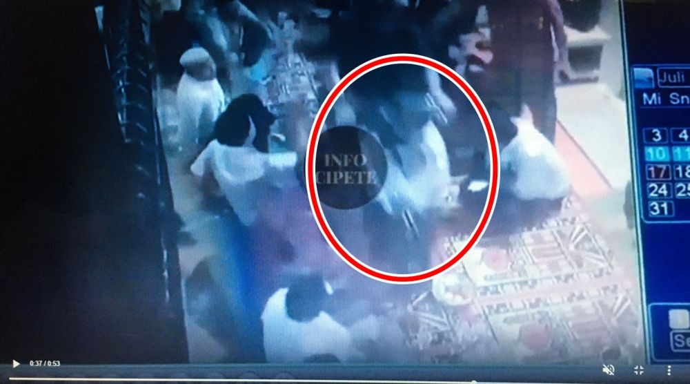 pemotor terobos orang lagi hajatan © berbagai sumber